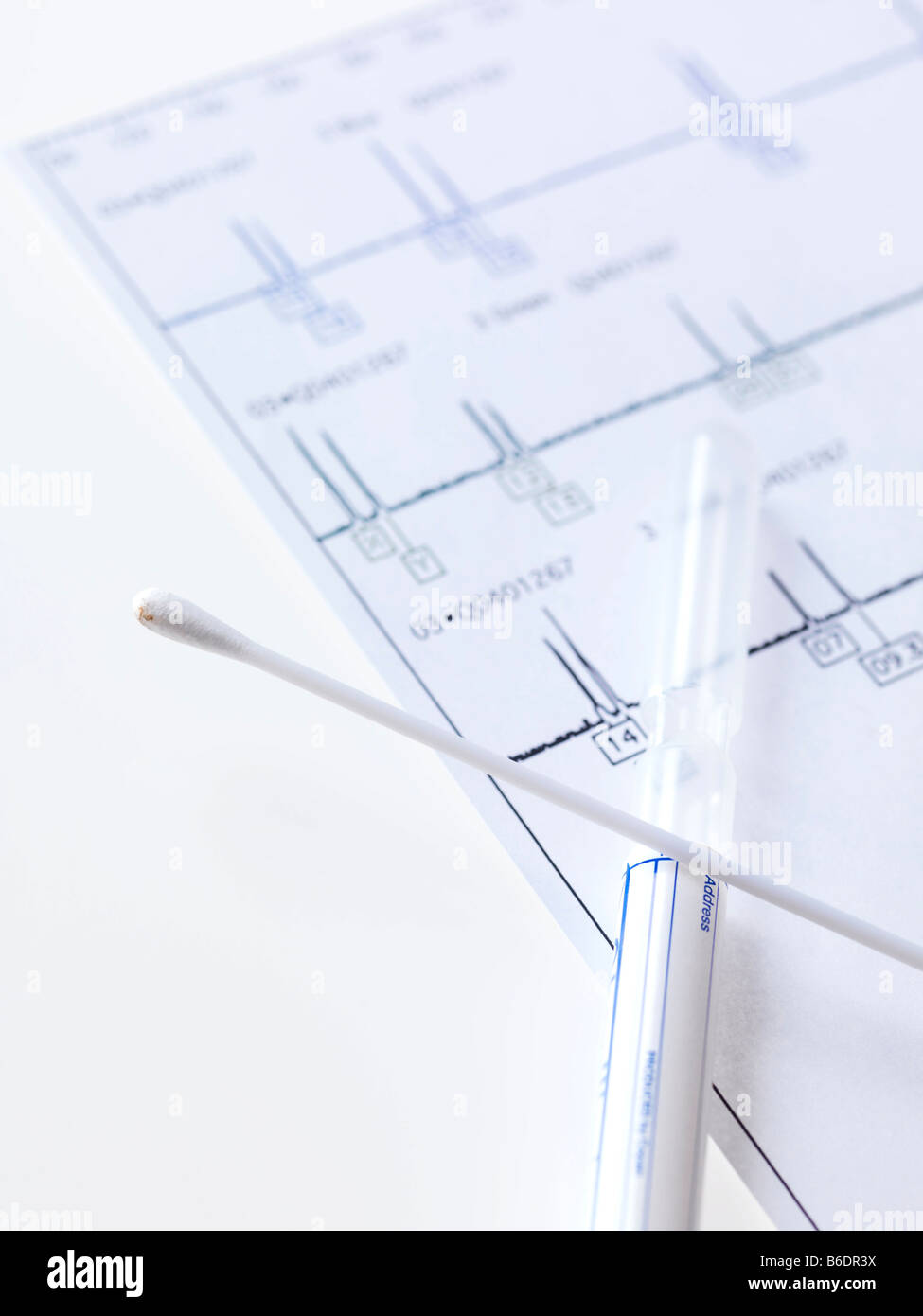 I test genetici, DNA campione di tampone e tubo, accanto al risultato di un test genetico Foto Stock