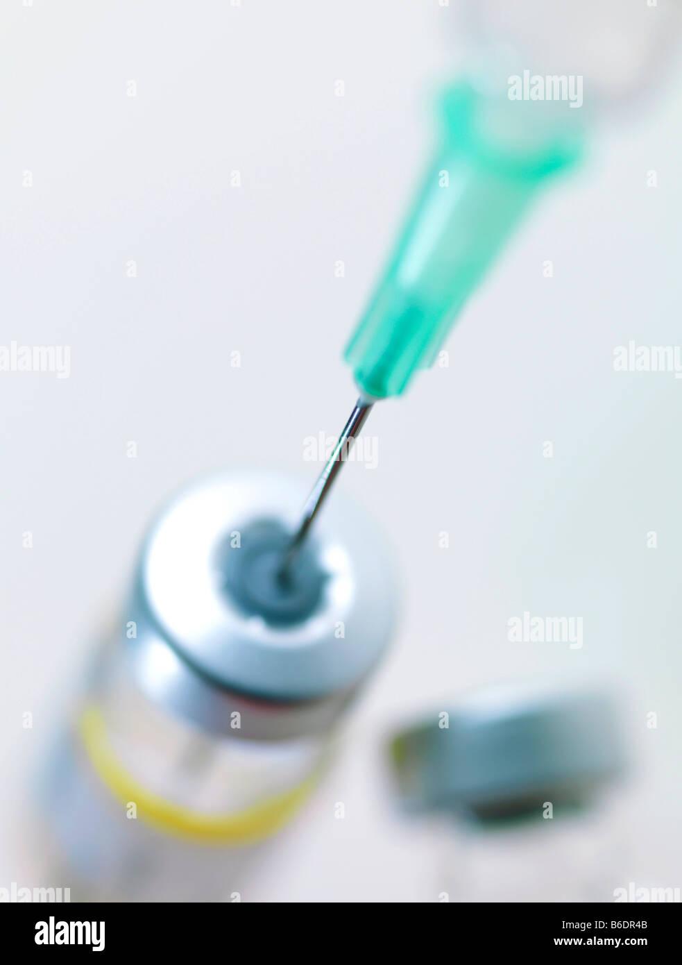 Ago inserito in un flaconcino di vaccino Foto Stock