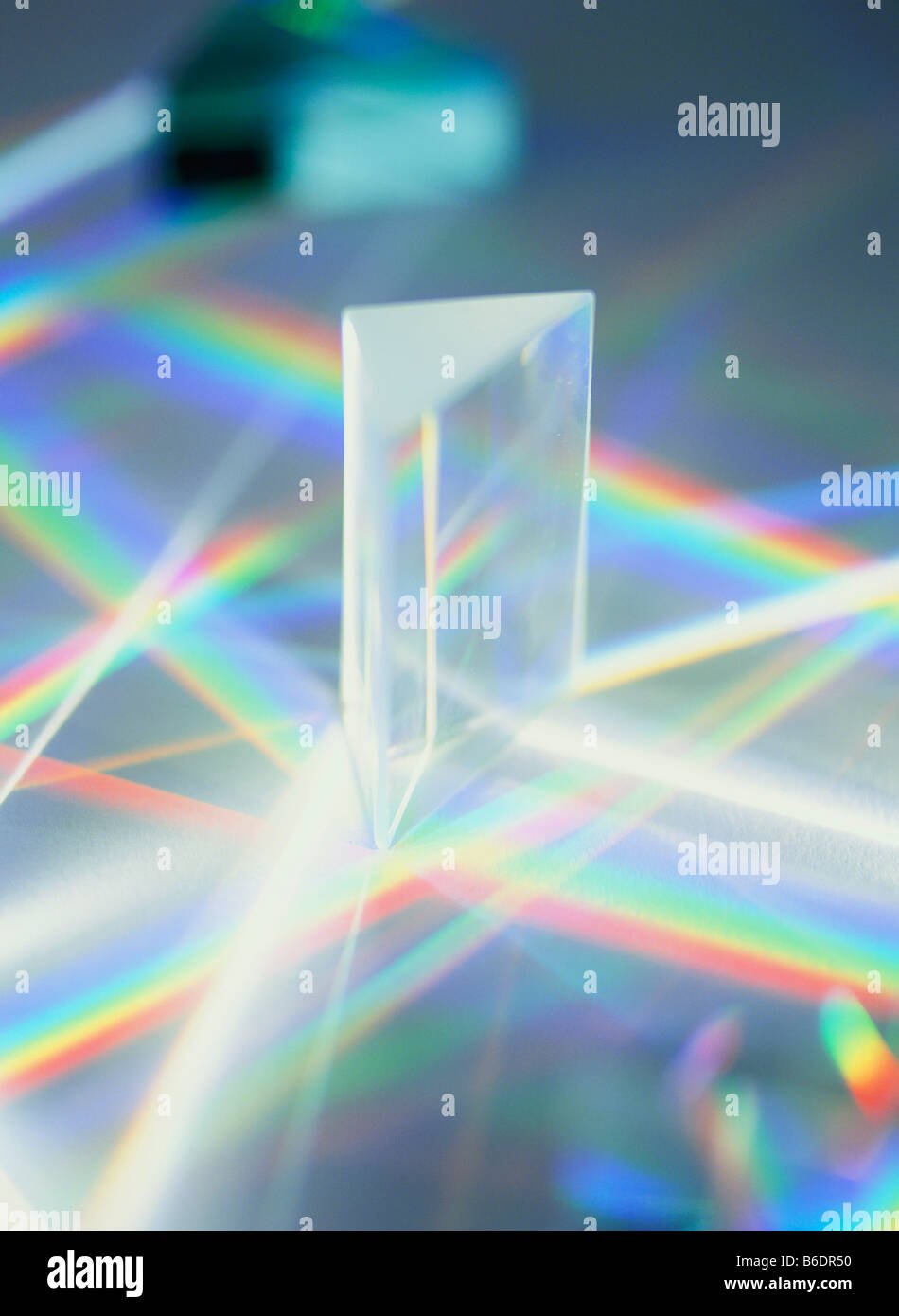 La luce bianca si rifrange come passa attraverso un prisma triangolare per produrre uno spettro (arcobaleno) Foto Stock