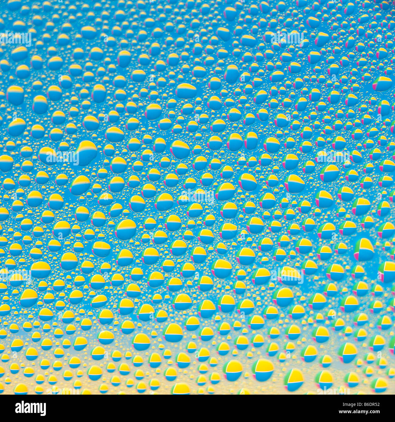 Vista delle goccioline di acqua, formata per condensazione su vetro Foto Stock