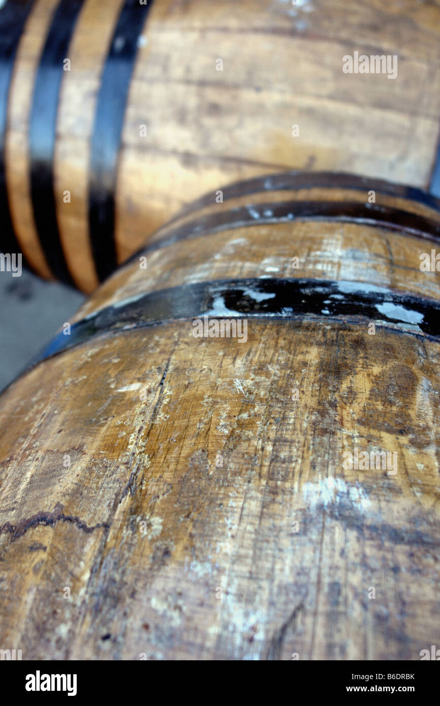 Ancora la vita di due 2 Weathered ben indossati Oak botti da vino spazio copia Foto Stock
