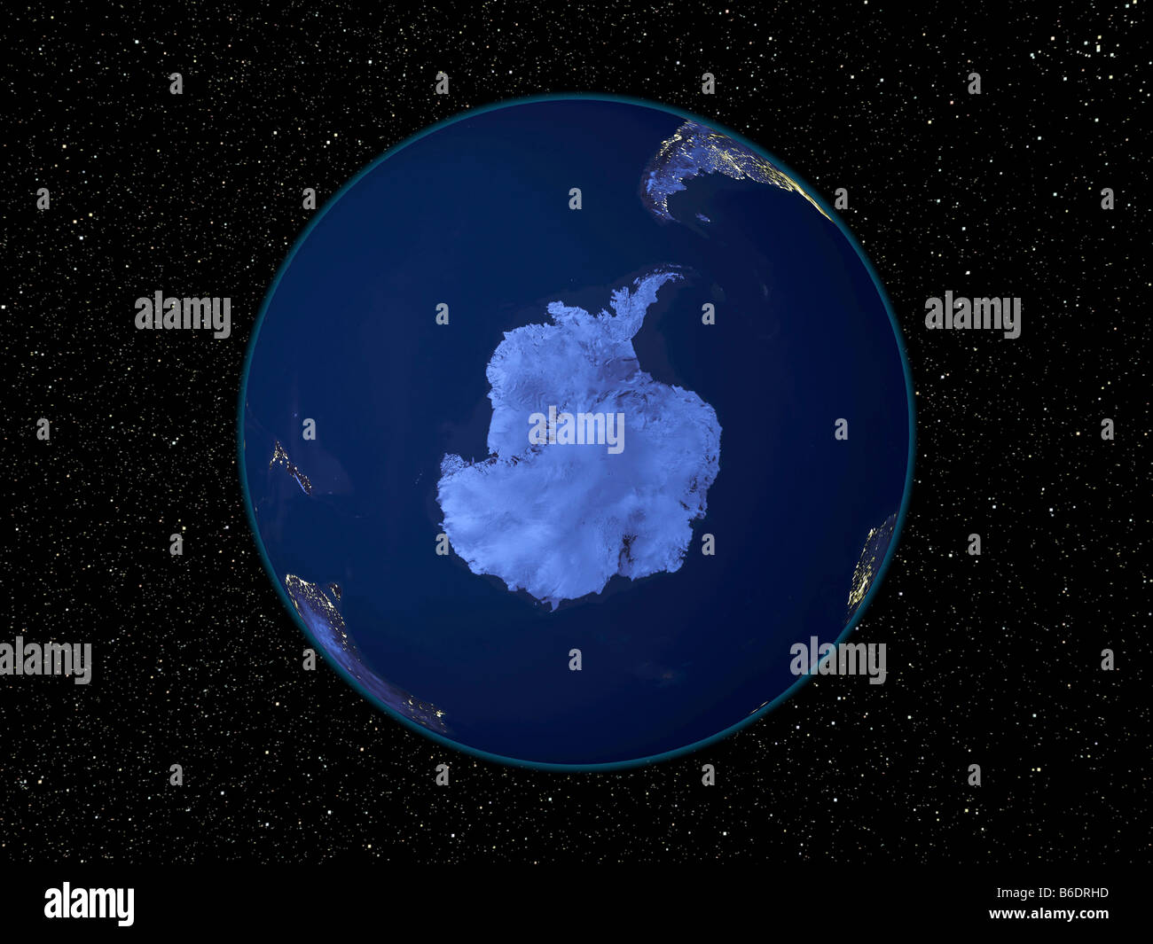Antartide durante la notte. Immagine satellitare della terra di notte, impostata su uno sfondo di stelle, centrato sull'Antartide. Foto Stock