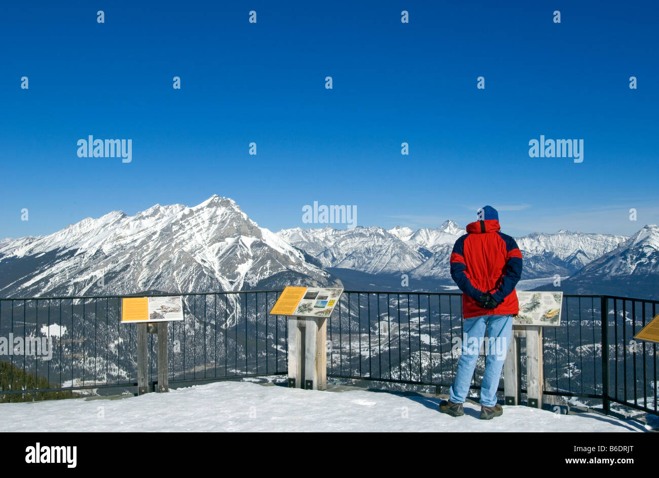 Le vedute di Banff e della Bow Valley circondano le Montagne Rocciose dalla cima della Sulphur Mountain, del Parco Nazionale di Banff e di Banff Alberta Canada Foto Stock