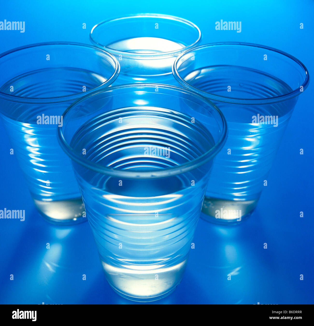 Tazze di acqua. Foto Stock