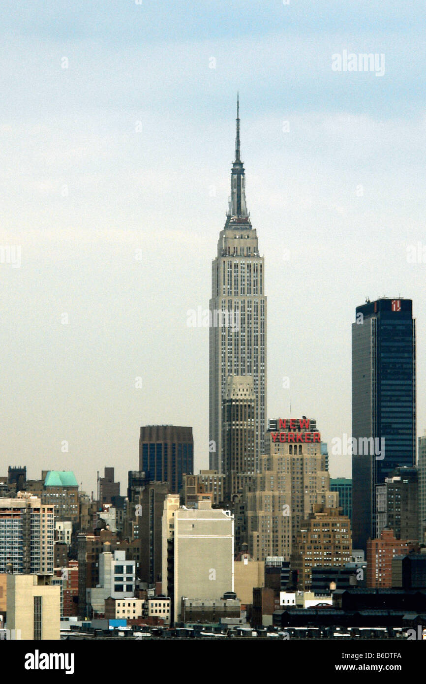 Vista del centro di Manhattan tra cui l'Empire State Building di New York City USA lo spazio di copia Foto Stock