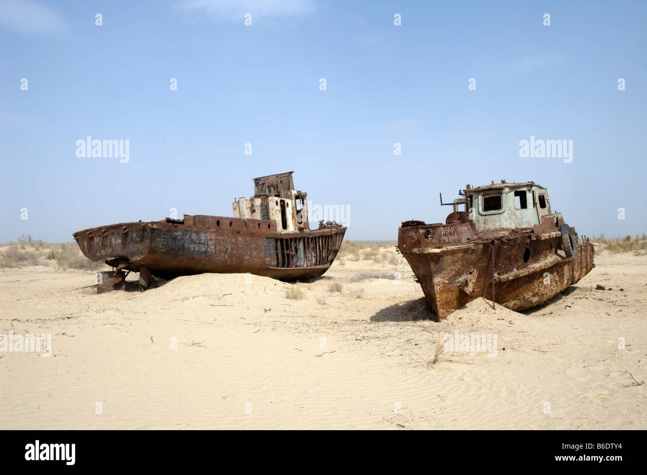 Uzbekistan Nukus e barche abbandonate su quello che era il lago Aral 2008 Foto Stock
