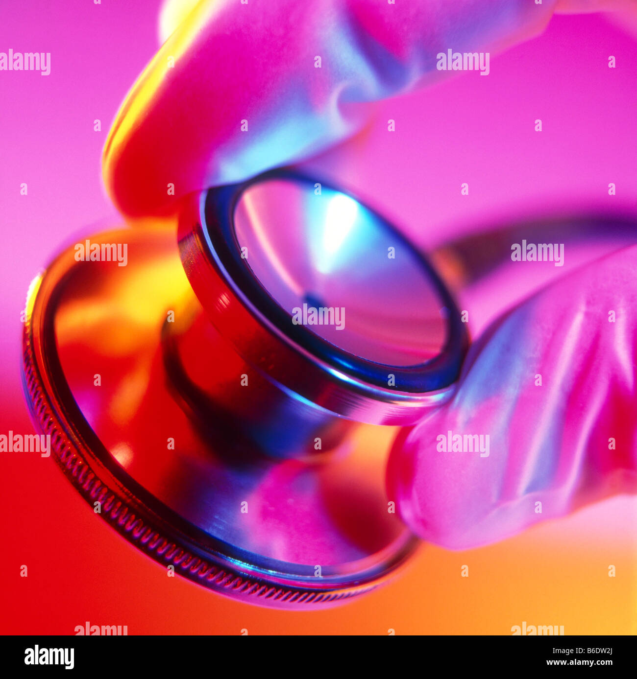 Stetoscopio. Vista di una mano guantata holding stetoscopio. Foto Stock