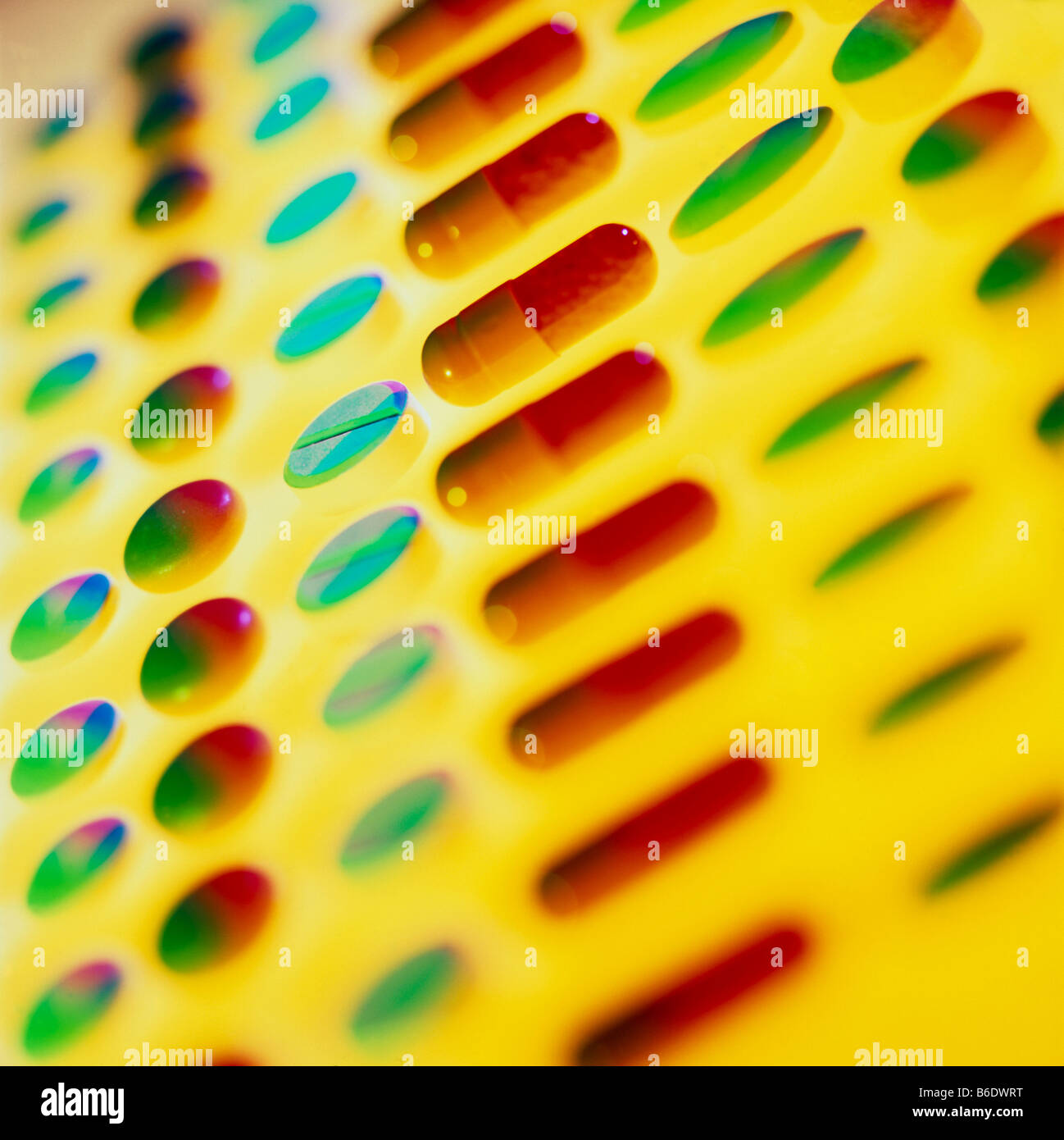 Pillole. Assortimento di pillole e capsule di droga (centro, rosso e arancione). Alcune delle pillole (blu)sono stati segnati. Foto Stock