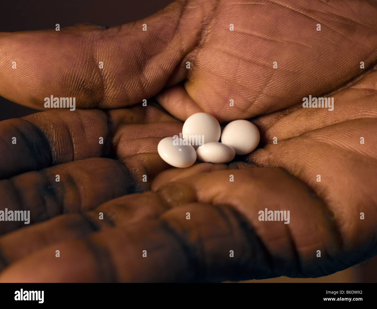 Antidolorifici per mano di un 72 anno vecchio. Foto Stock
