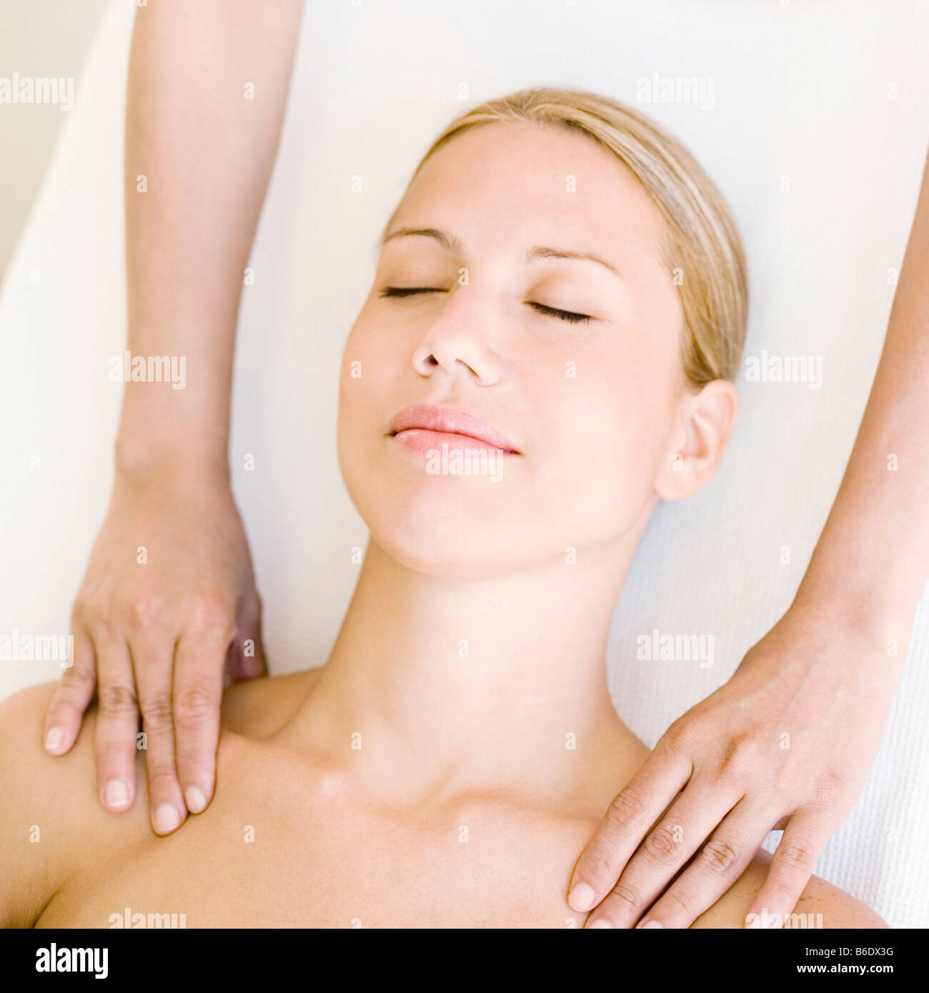 Donna ricevere massaggio della spalla che può alleviare i dolori muscolari o rigidità stimolando il flusso di sangue alla zona interessata Foto Stock