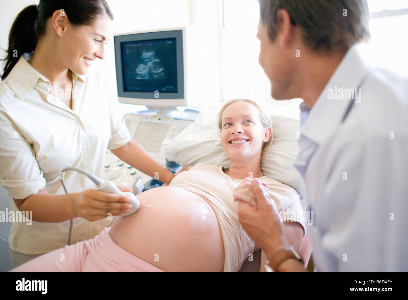 Donna incinta facendo a ultrasuoni clinica Foto Stock