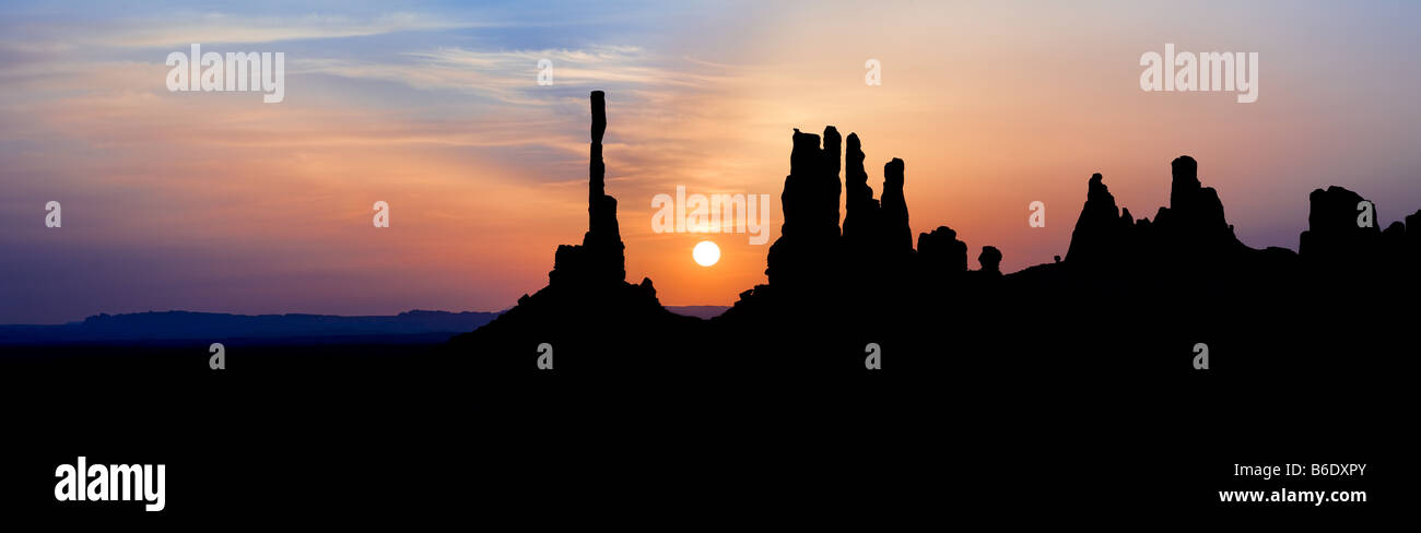 Sunrise tra il Totem. Foto Stock