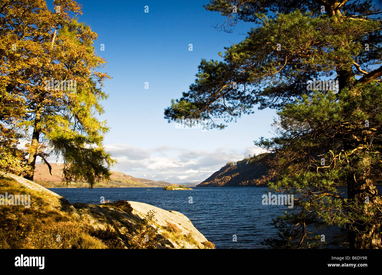 Una soleggiata giornata autunnale sulle rive di Ullswater nel Parco nazionale del Lake District Cumbria Inghilterra England Regno Unito Foto Stock