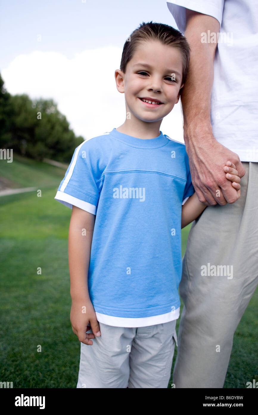 Padre e figlio. Felice ragazzo tenendo la sua mano del padre. Foto Stock