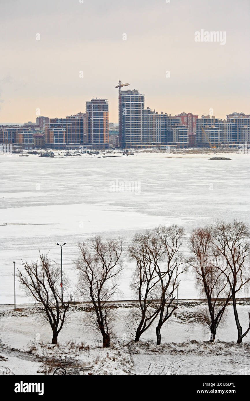 Vista sul fiume Volga, la costruzione di nuove case, Kazan, il Tatarstan, Russia Foto Stock