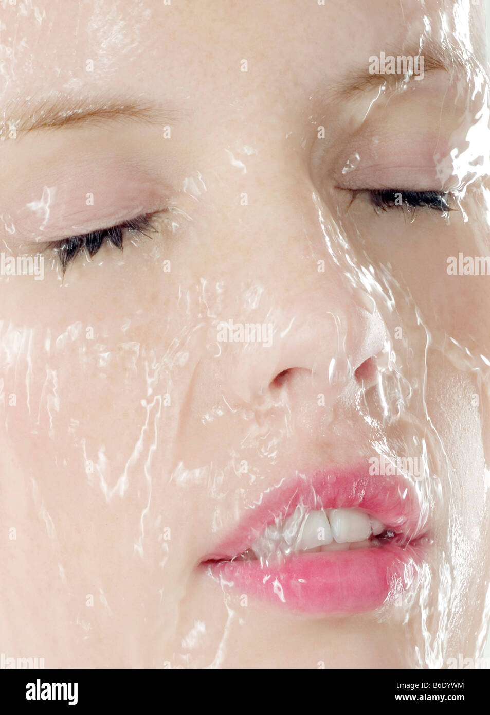 Donna con la pelle bagnata. Donna con acqua versando il suo volto Foto  stock - Alamy