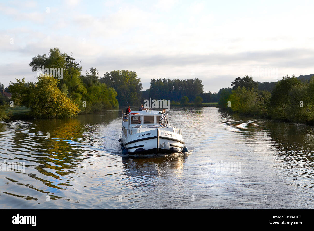 Dolce Chiatta sul fiume Soane crociera Borgogna Francia Foto Stock