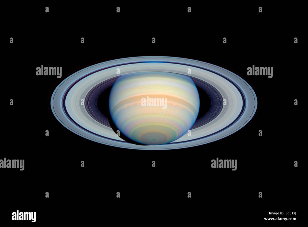 Il pianeta con i suoi anelli al loro angolo più ampio a terra, ottica immagine HST. Foto Stock