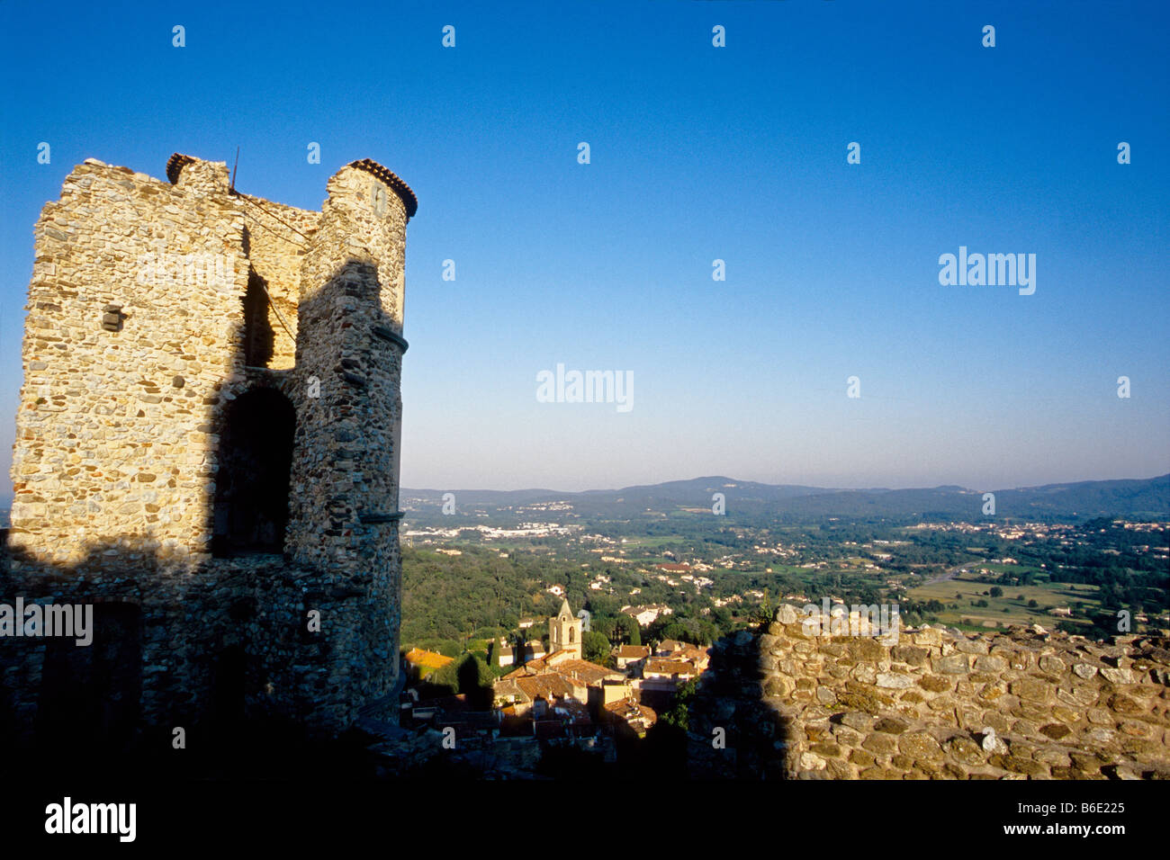 Resti della torre medievale Castel del villaggio di Grimaud Foto Stock