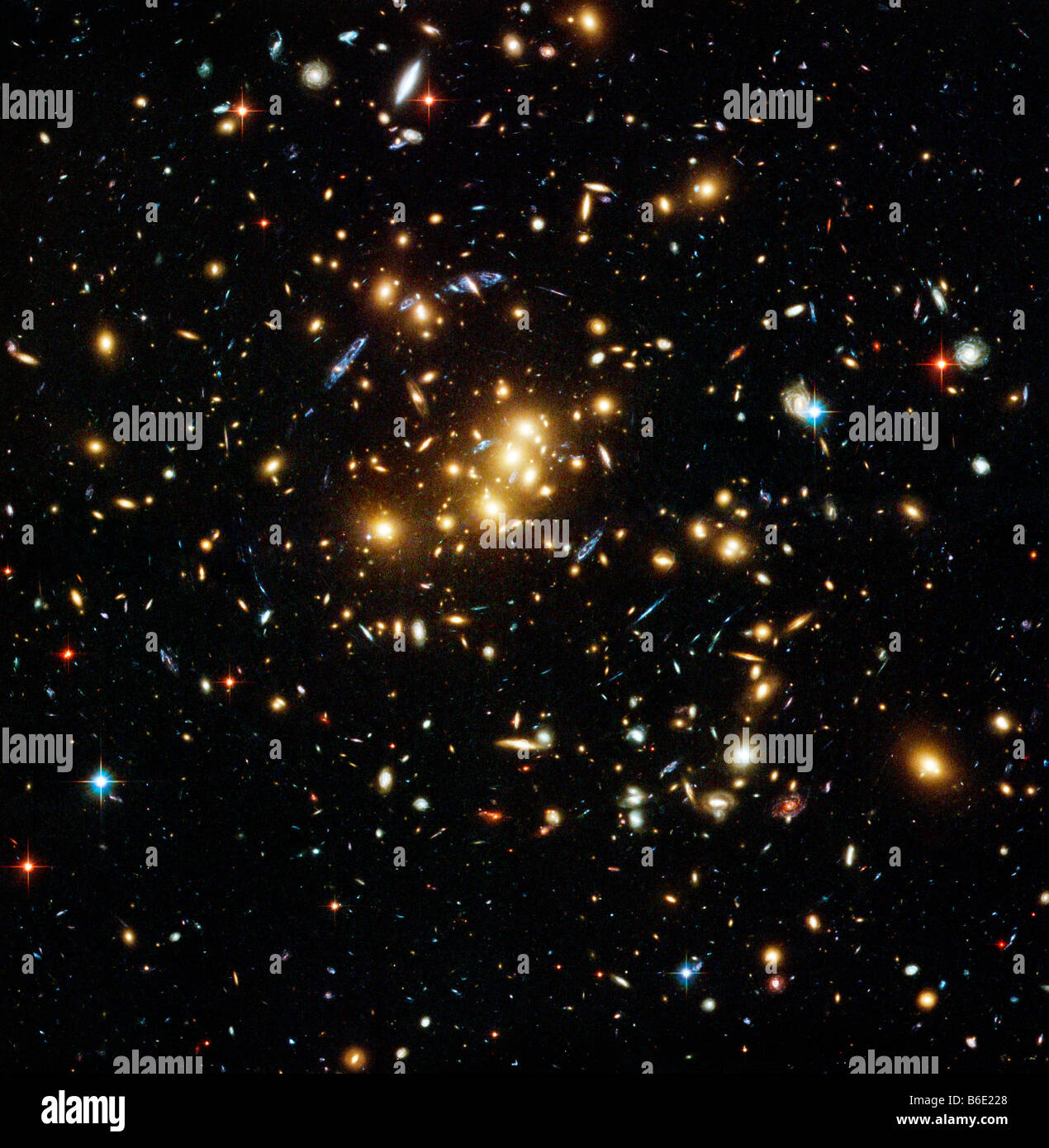 Lensing gravitazionale da materia oscura nelle galassie CI cluster 0024+17, Telescopio Spaziale Hubble immagine. Foto Stock