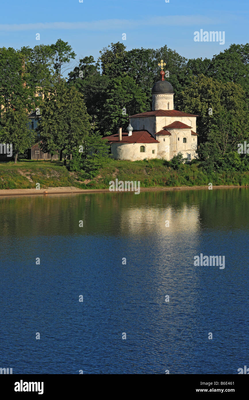 Chiesa di San Clemente di Roma (XVI secolo), vista dal fiume Velikaya, Pskov Pskov Regione, Russia Foto Stock