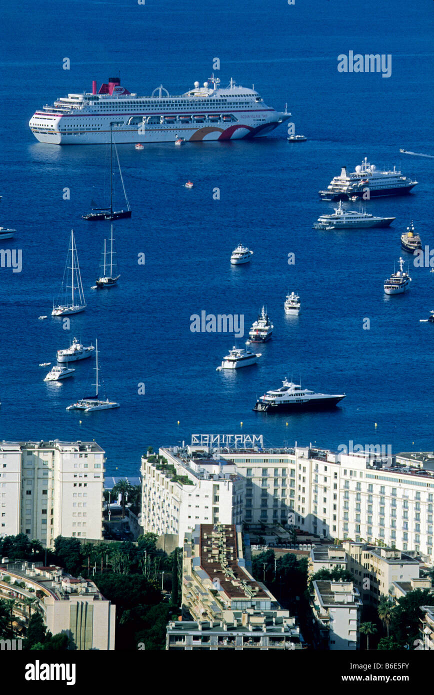 Vista superiore della barca ormeggiata nella baia della città di Cannes Foto Stock