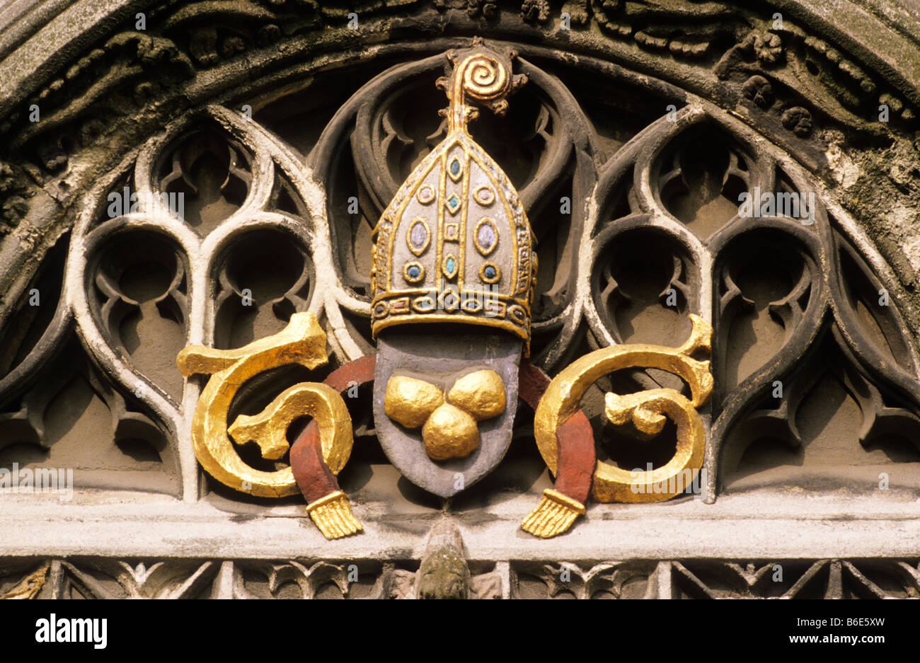 Canterbury Gateway di Christchurch Cathedral dettaglio Kent vescovo il mitre scultura in pietra scultura medievale England Regno Unito Foto Stock