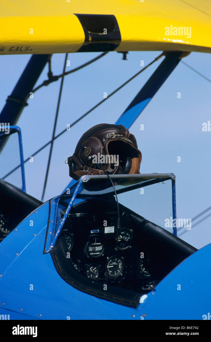 Vecchio trainer americano Boeing biplanare PT-17 Kaydet / modello Stearman 75 cockpit e parabrezza Foto Stock Vecchio trainer americano Boeing biplanare PT-17 Kaydet / modello Stearman 75 cockpit e parabrezza Foto Stock