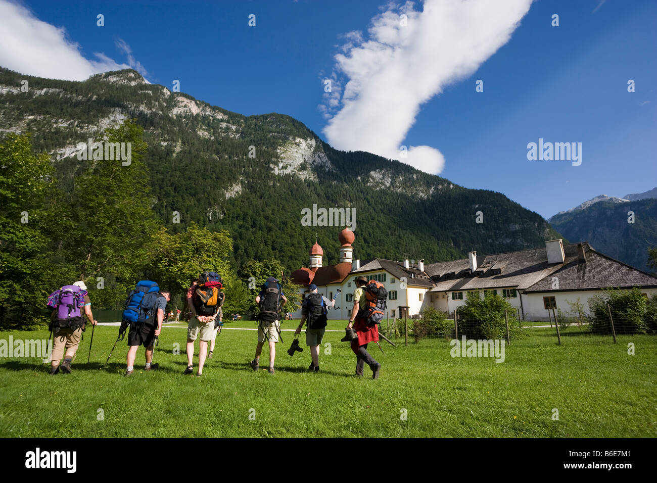 Gruppo di escursionisti a piedi verso San Bartolomeo cappella vicino Koenigssee sulle Alpi di Berchtesgaden Germania Agosto 2008 Foto Stock