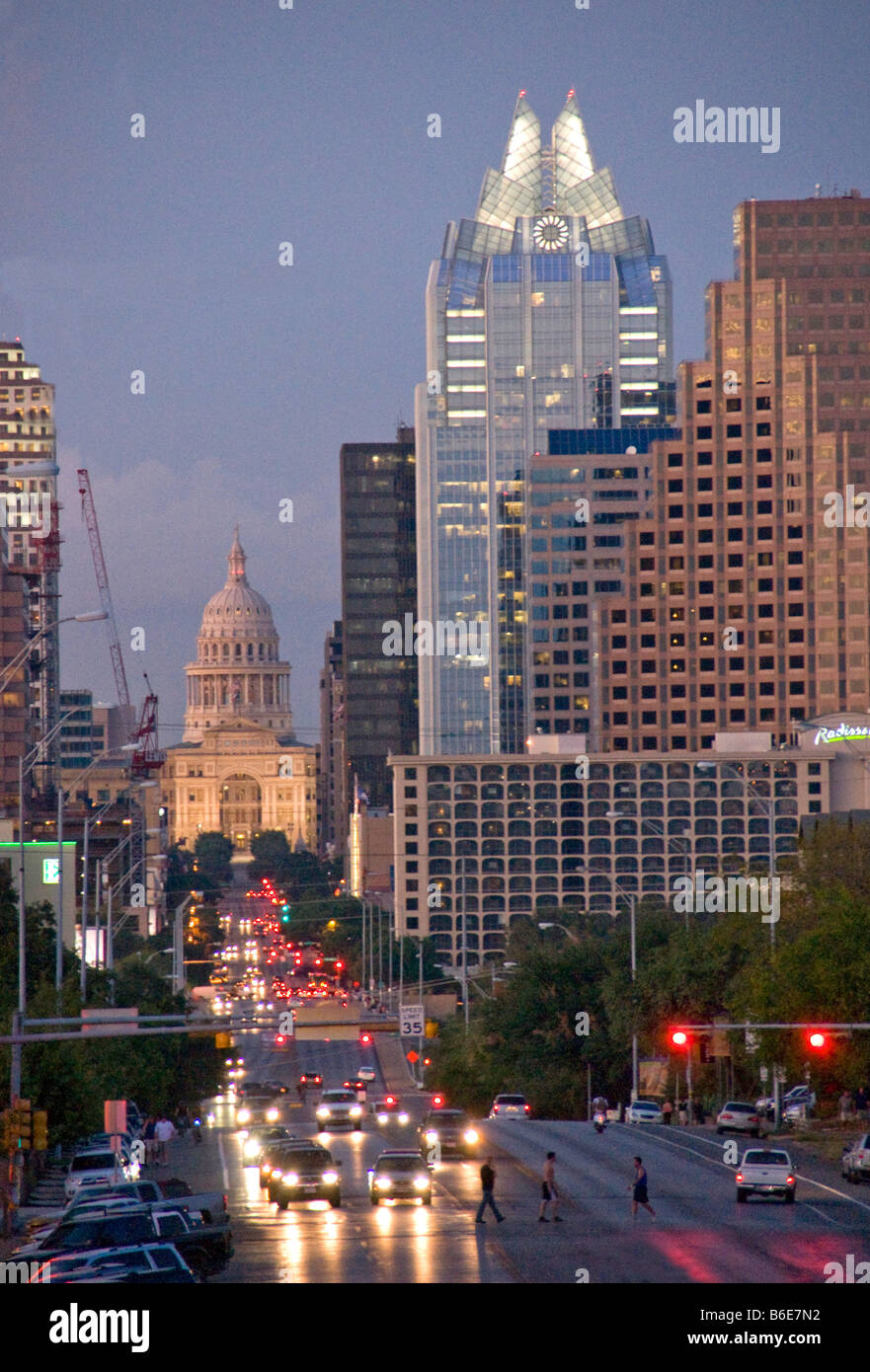 Texas State Capitol rotunda e il centro cittadino di immobili visitati da South Congress Avenue di Austin di notte Foto Stock