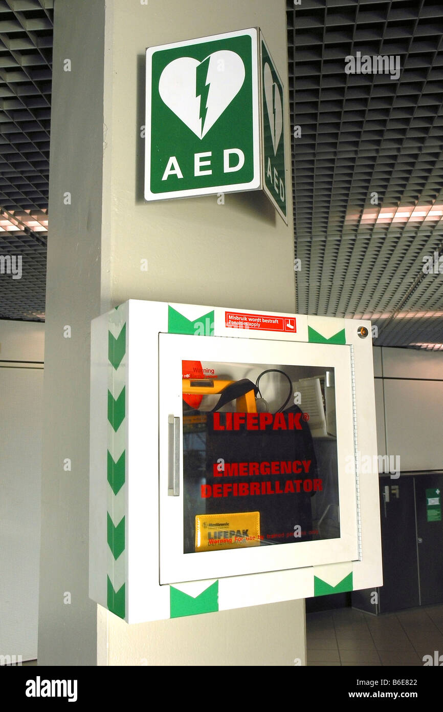 Defibrillatore di emergenza. L'aeroporto di Schiphol. Amsterdam. Paesi Bassi Foto Stock