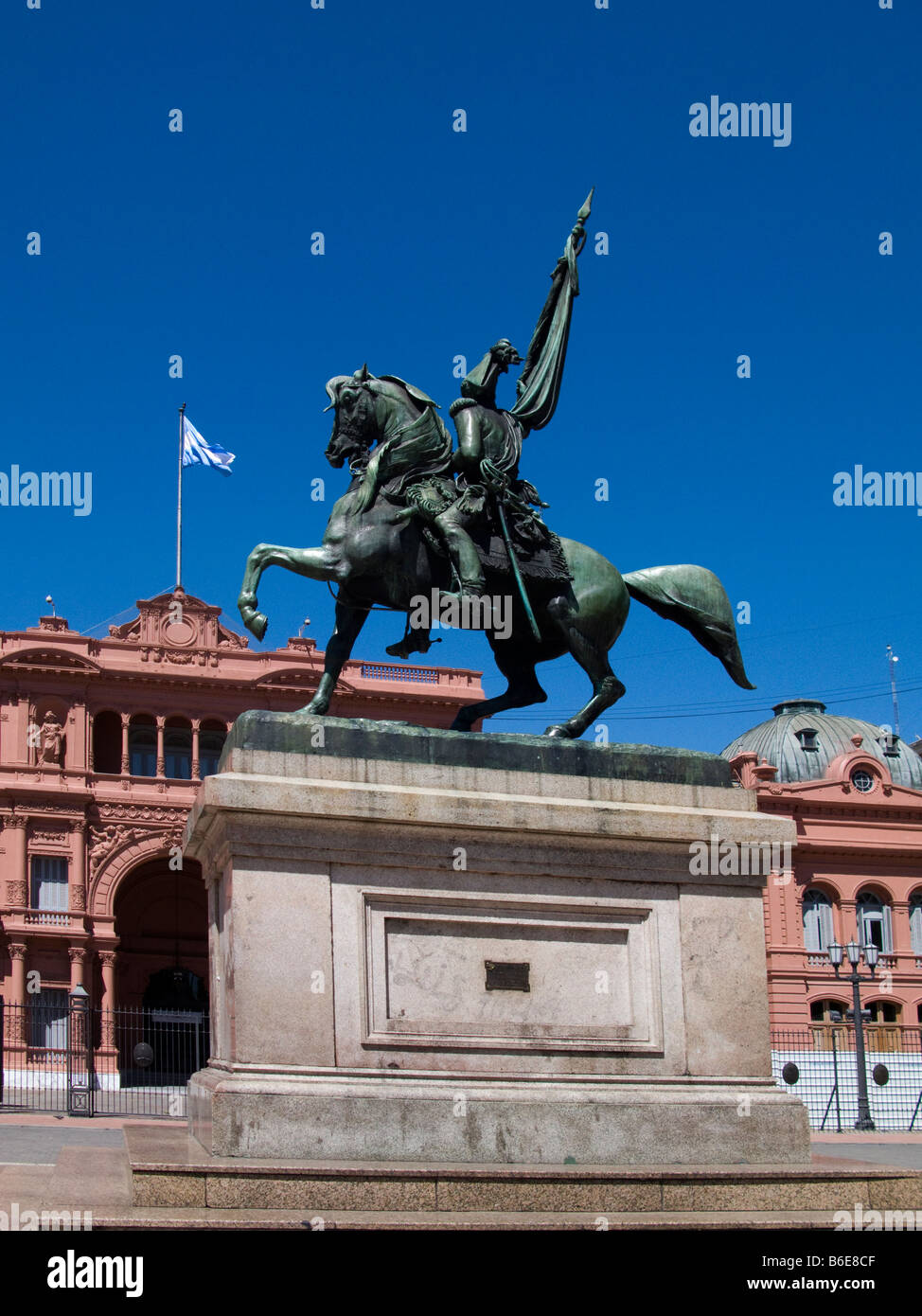 Statua di Manuel Belgrano di fronte alla Casa Rosada il palazzo presidenziale sulla Plaza de Mayo Buenos Aires Argentina Foto Stock