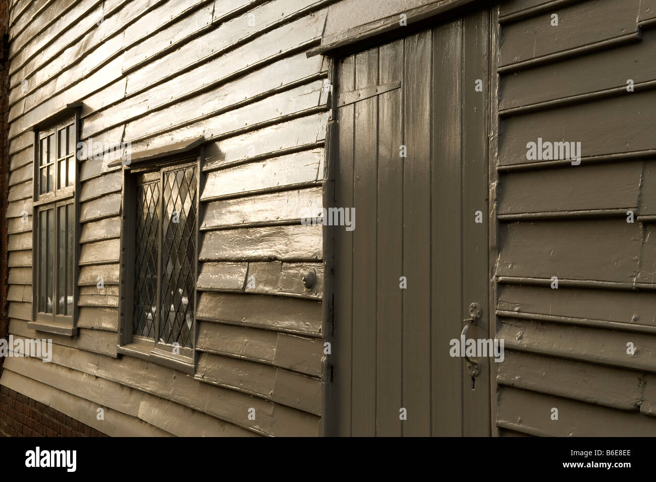 A doghe di legno edificio shot contra-jour Foto Stock