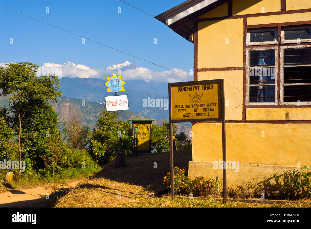 Il villaggio di Chingthang in Sikkim, India. con l'Khanchendzonga Mountain Range in distanza Foto Stock