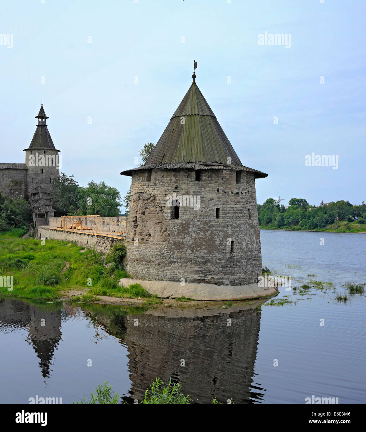 La torre e la parete di Pskov Cremlino fortezza medievale, vista dal fiume Pskova, Pskov Russia Foto Stock