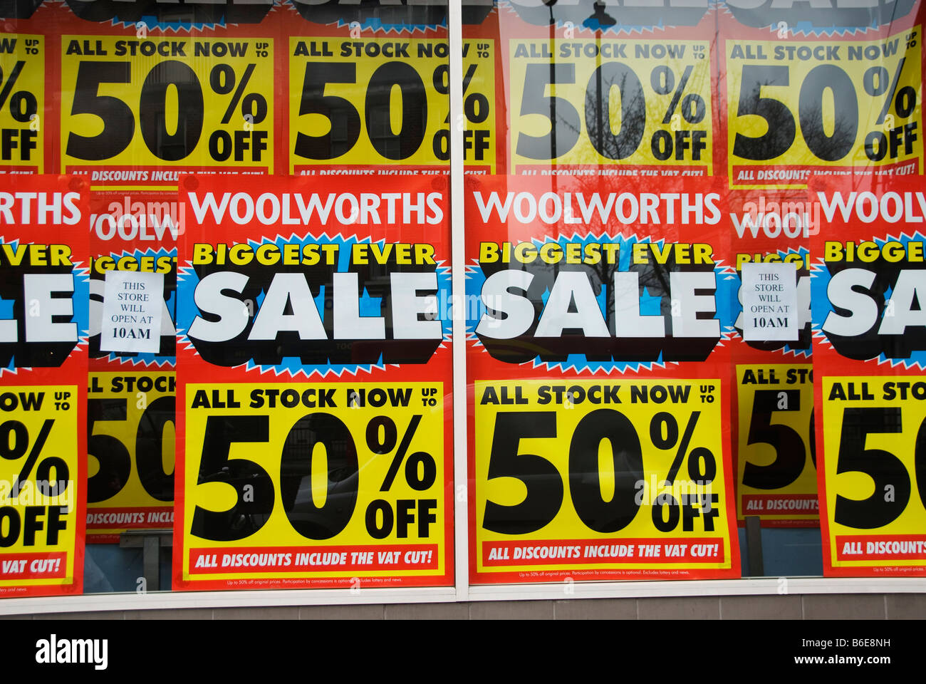 11 dicembre 2008 Woolworth s chiusura vendita Mare Street Hackney Londra Foto Stock