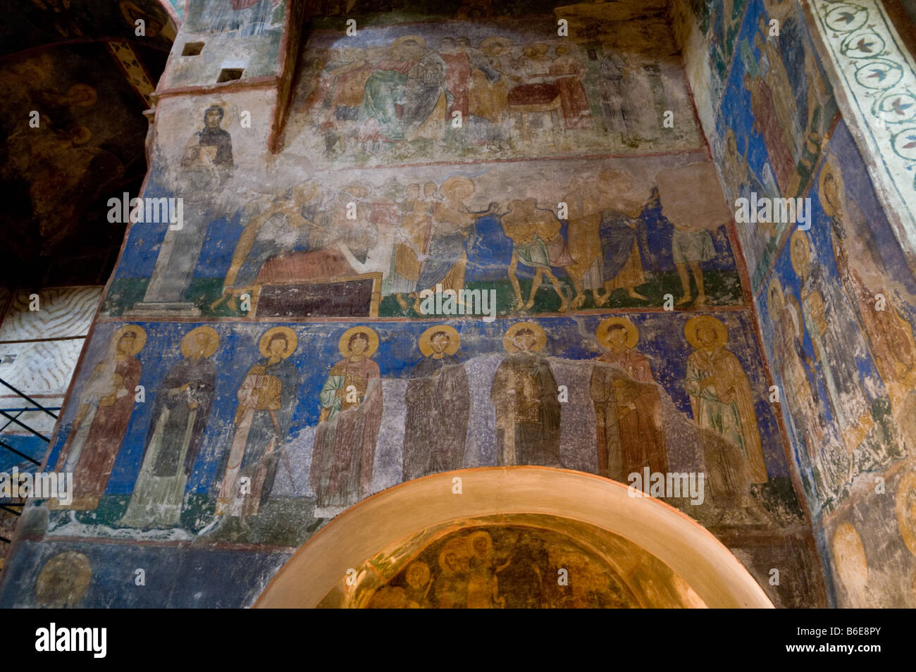 Interno e affreschi della trasfigurazione Cattedrale (1156) di Mirozh monastero a Pskov, Russia Foto Stock