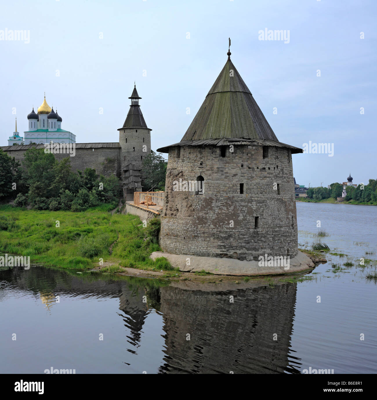La torre e la parete di Pskov Cremlino fortezza medievale, vista dal fiume Pskova, Pskov Russia Foto Stock