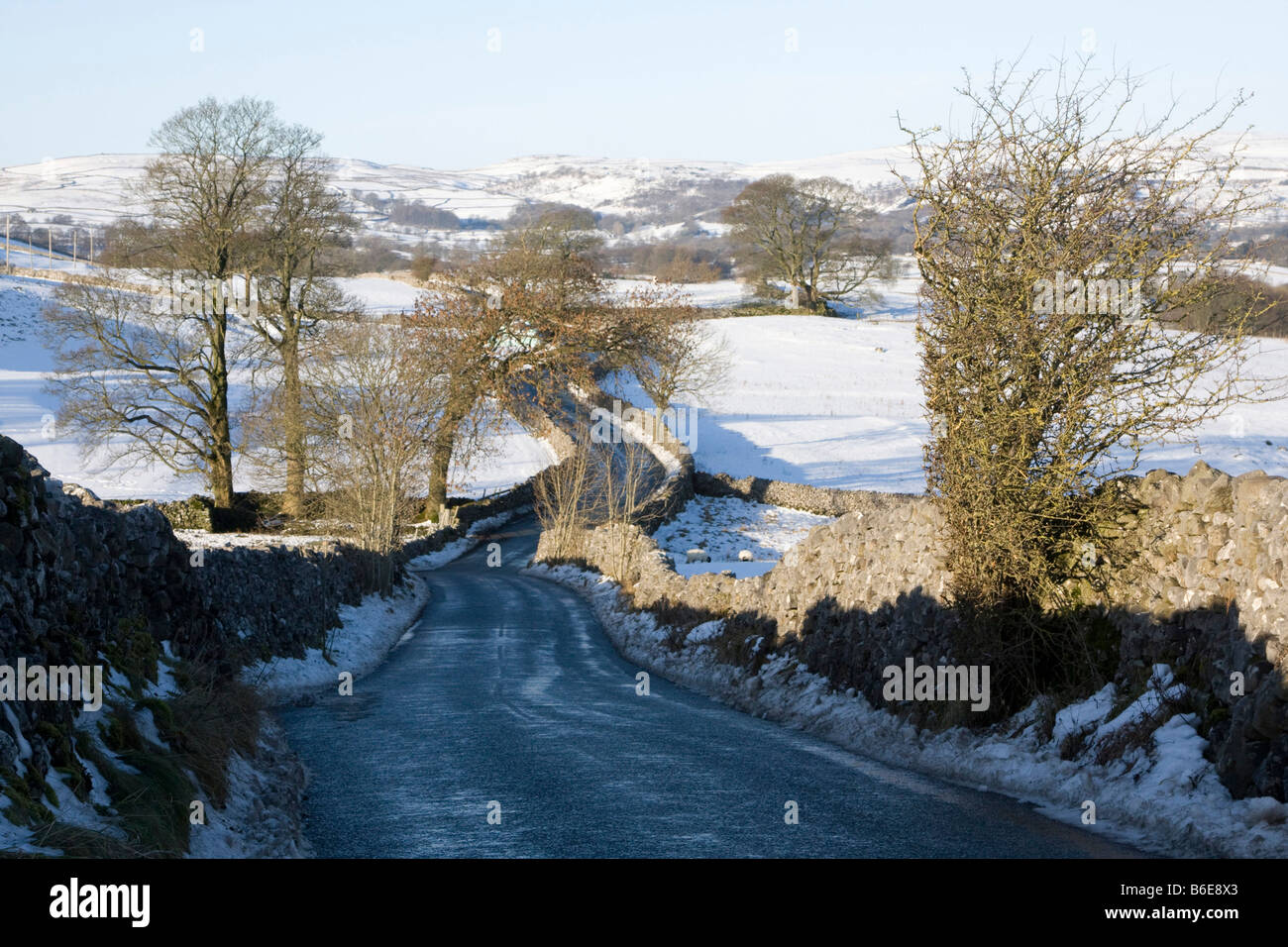 Wharfedale stalattite pareti neve invernale Yorkshire Dales National Park England Regno unito Gb Foto Stock