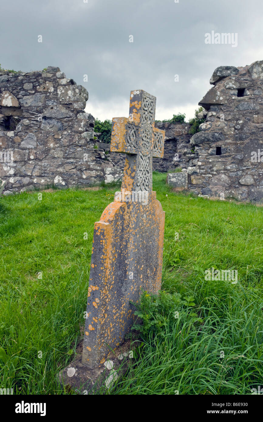 Oggetto contrassegnato per la rimozione definitiva con la croce di fronte nord chiesa parrocchiale, Loughinisland, Co. Down, Irlanda del Nord, Regno Unito Foto Stock