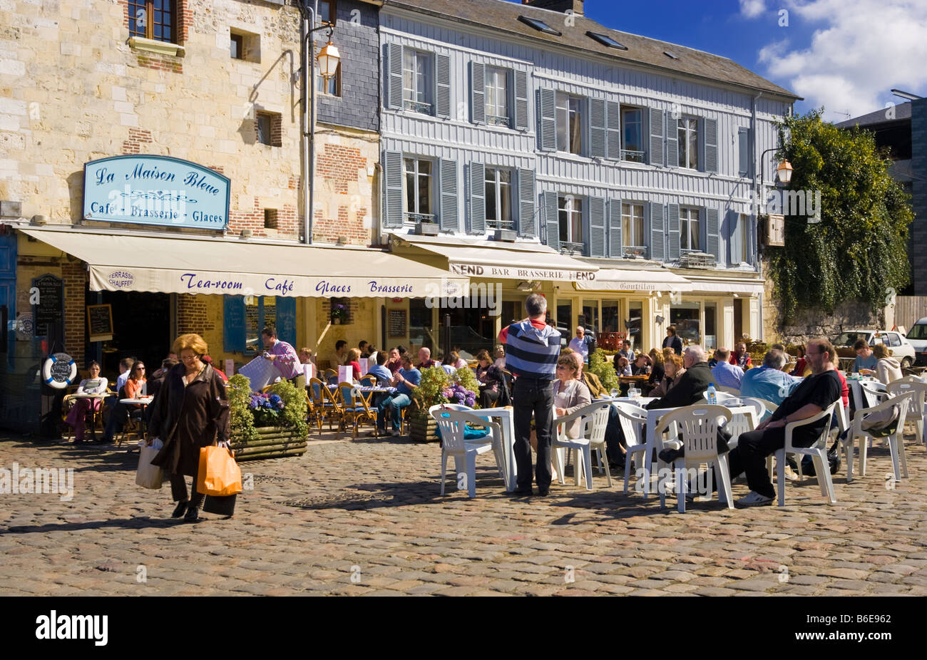 Marciapiede Brasserie Cafe Francese di Honfleur, Normandia, Francia Foto Stock