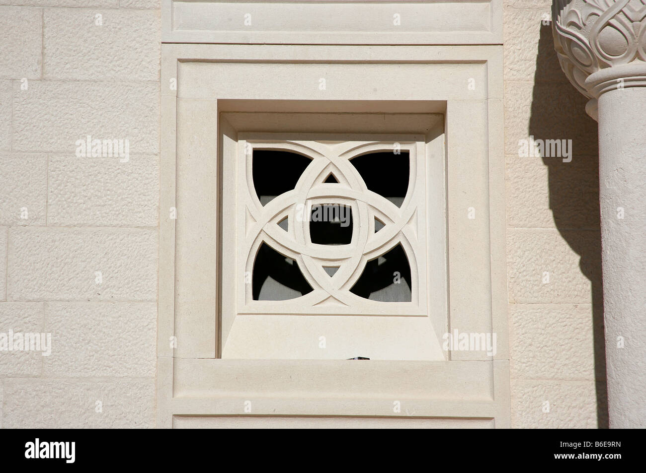 Finestra di pietra strutture a stone carving scuola in Pucisca Croazia Foto Stock