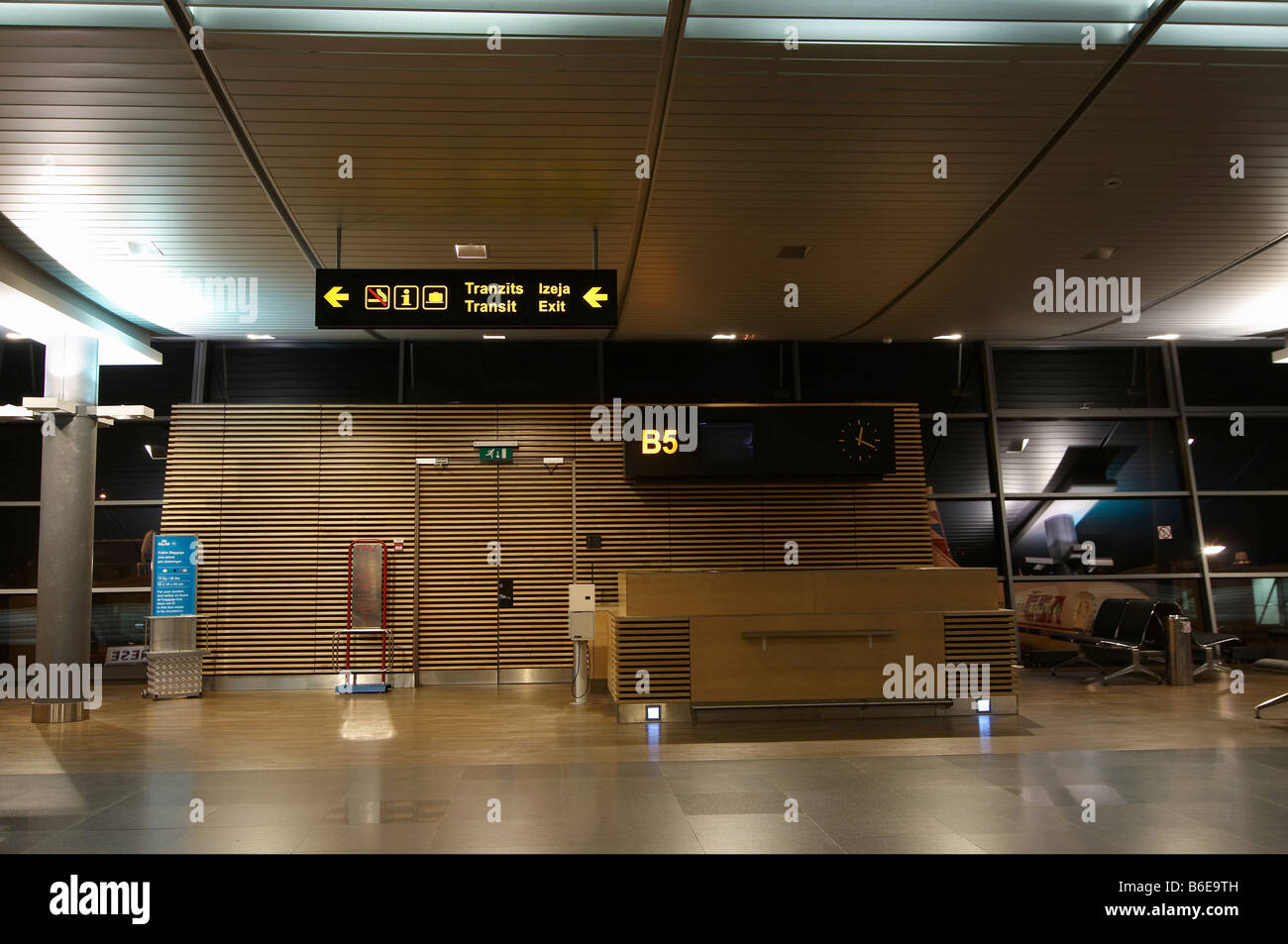 Riga International airport (RIX) terminale di notte. La lettonia. Foto Stock