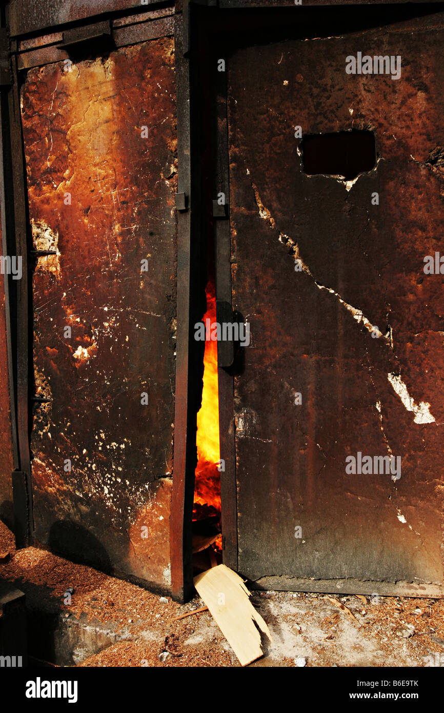 Mulini di cedro di bruciare i loro rifiuti in grandi forni in forcelle, Washington. Foto Stock