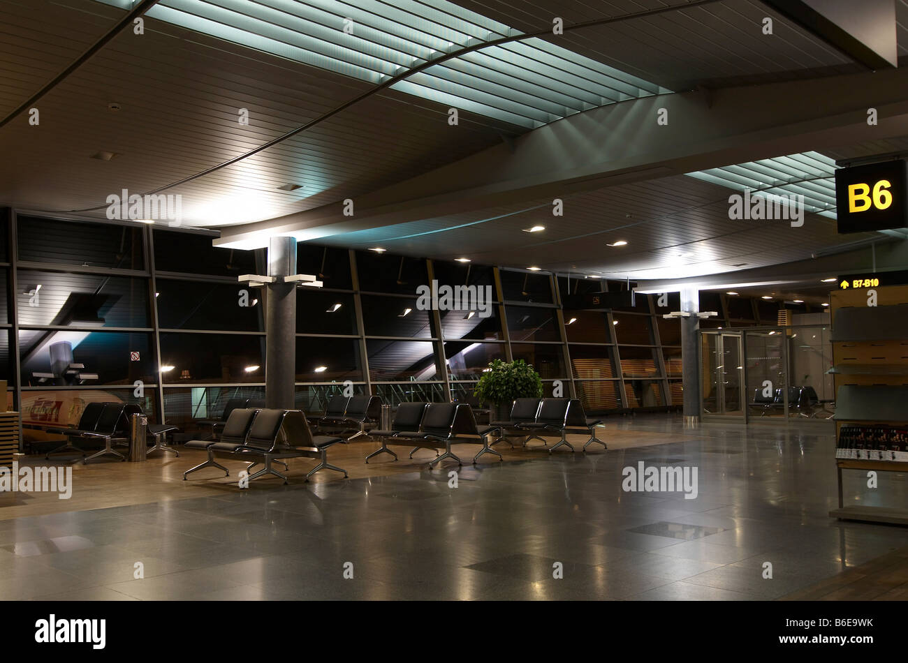 Riga International airport (RIX) terminale di notte. La lettonia. Foto Stock