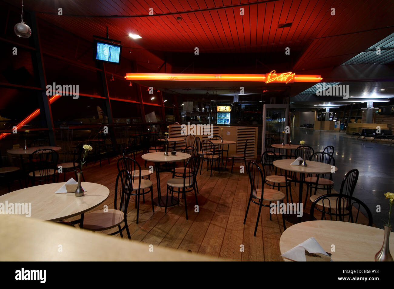 Riga International airport (RIX) terminale di notte. La lettonia. Foto Stock