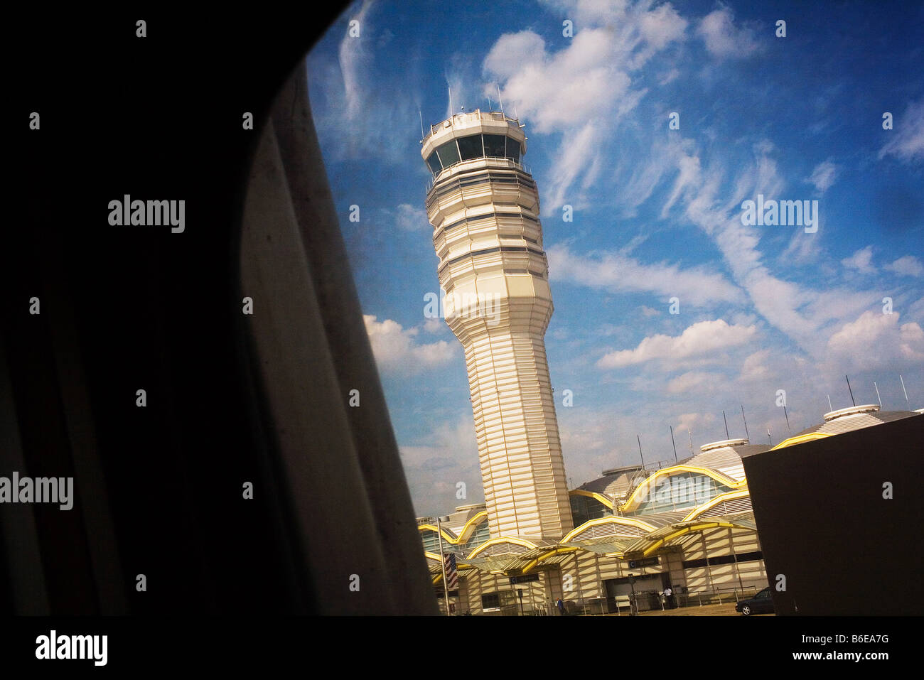 L'aria della torre di controllo come si vede dalla metropolitana all'Aeroporto Nazionale Ronald Reagan di Washington DC martedì 22 agosto 2006 Foto Stock