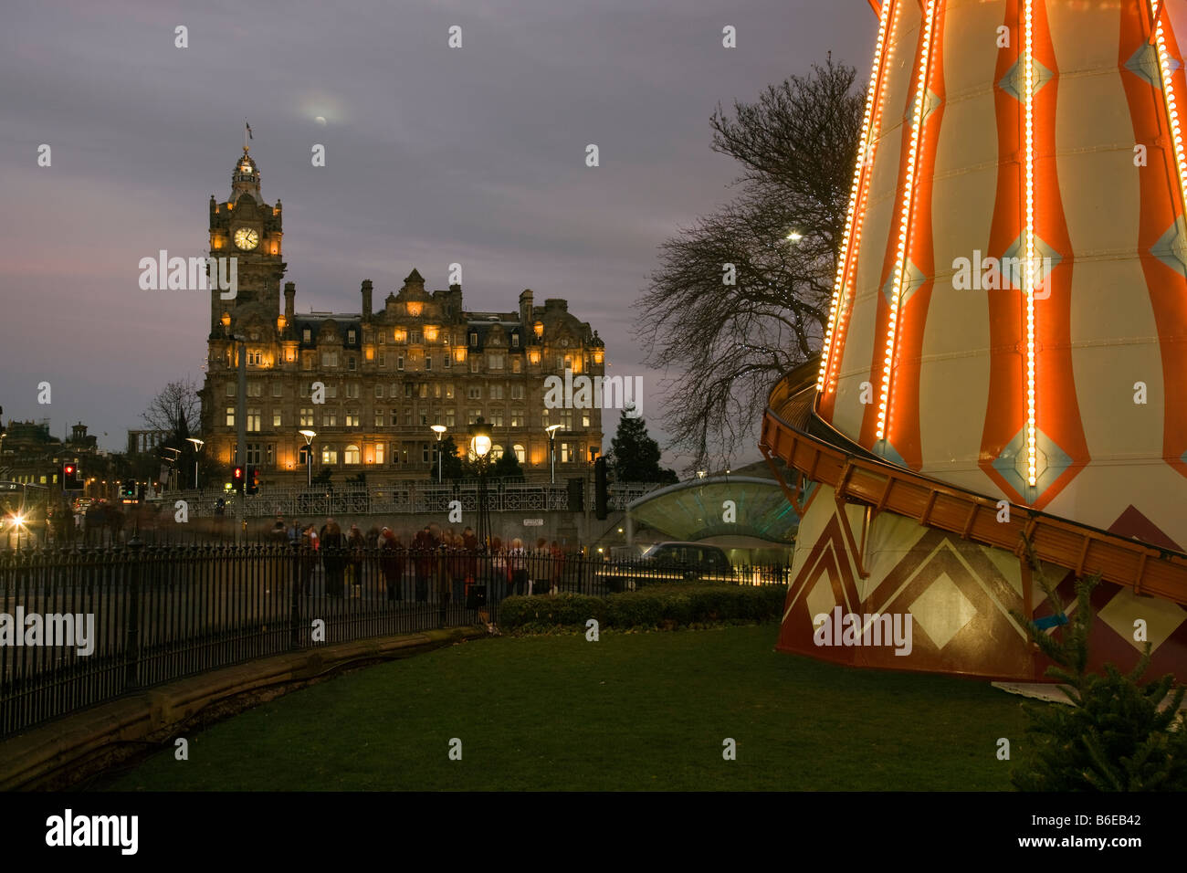 Helter Skelter slitta al crepuscolo in Princess Street, Edimburgo, capitale, Scotland, Regno Unito Foto Stock