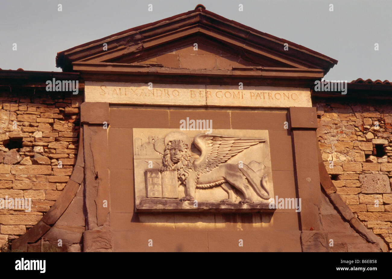 Leone alato simbolo di Venezia a Porta San Alessandro a Città Alta di Bergamo regione lombardia italia Foto Stock
