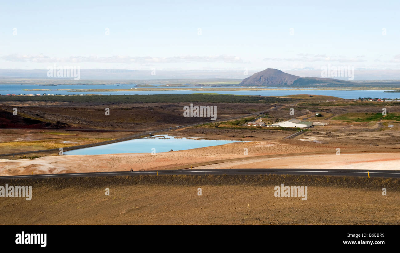 Vista del lago Mývatn da vicino la Námafjall area vulcanica nel nord dell'Islanda Foto Stock